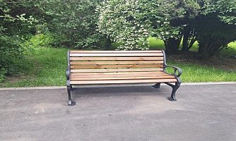 Уютный июнь в московских дворах: скамейки, беседки, урны, качели, велопарковки