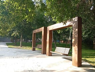 Жаркий июль: парковые качели, скамейки, лежаки, урны